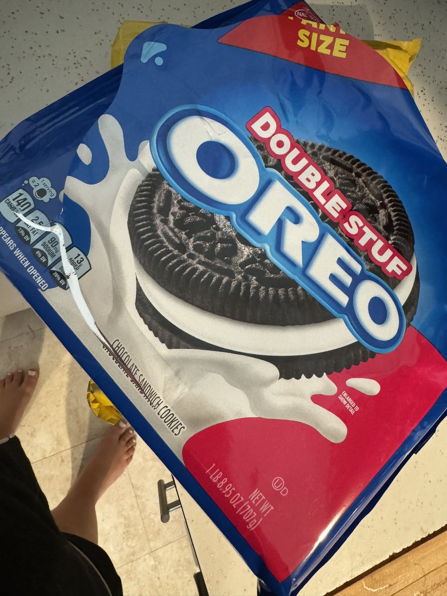 ohheyits_kay's tweet photo. @nabisco is this what passes for #doublestuforeos these days? I saw the side of the package when my husband brought it home and thought he made a mistake! Then he showed me the top, so it is clearly mislabeled? A seriously disappointing quality control issue! https://t.co/1FDy6BkUPI