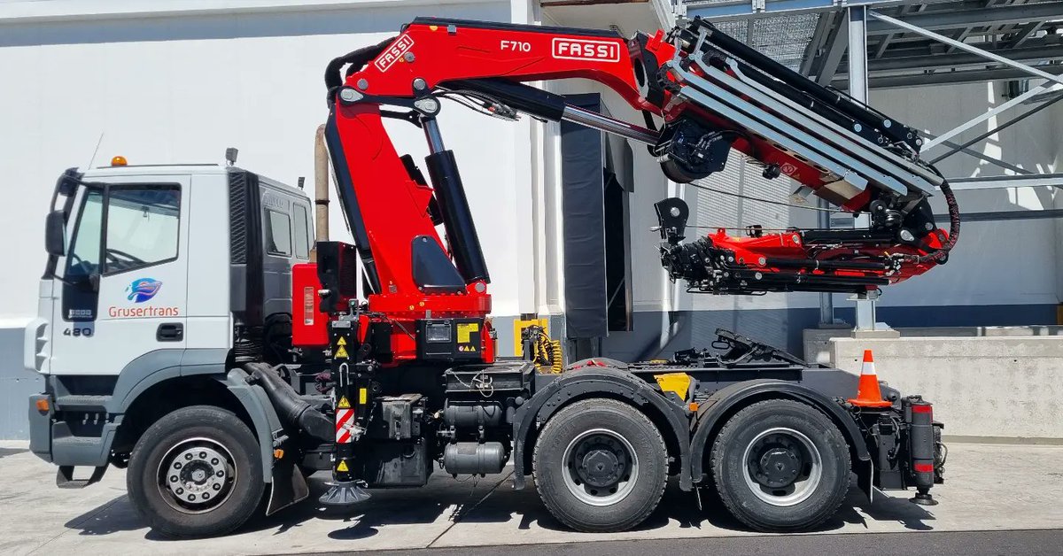 Grusertrans's tweet photo. Incorporamos nueva grúa, la #FASSI710RAxhyDynamic dando así en paso más por mejorar en seguridad y prestaciones, consiguiendo estar en puestos de cabeza en el sector del #Transporte con #grúas de alto rendimiento.
#transportescongrúa #jib #transportesnauticos #barcos #maquinaria https://t.co/nh8rKtjk08