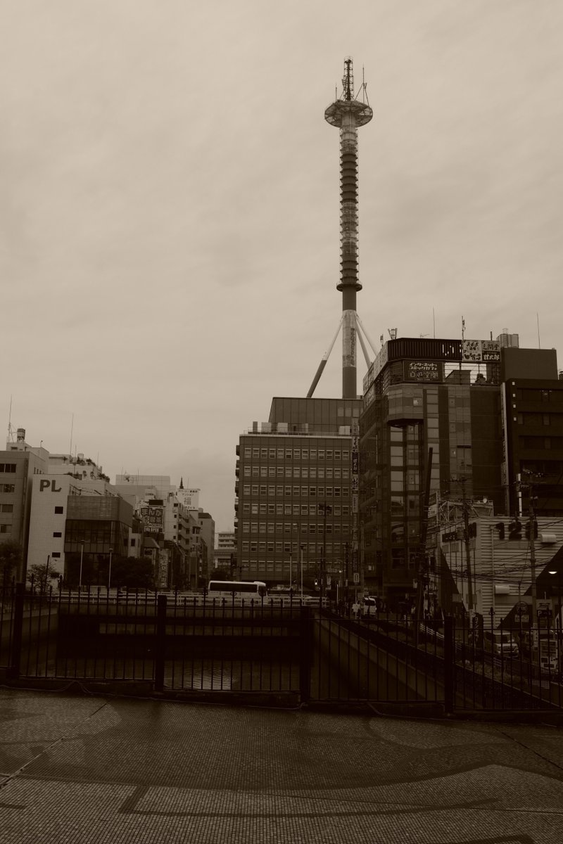 おはようございます、はっとりくんです。
横浜駅周辺を散歩しながらK-3 Mark III Monochromeで撮影してきました。
普段見慣れた景色もモノクロで撮影するととても新鮮で楽しかった。
しばらくはこのカメラが手放せそうにないです！

#PENTAX社員が撮ってみた
#pentaxk3mkiiimono
#pentax_da21limited