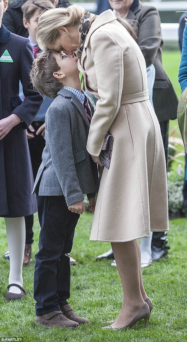 𝓢𝔀𝓮𝓮𝓽 𝓪𝓷𝓭 𝓣𝓮𝓷𝓭𝓮𝓻 𝓜𝓸𝓶𝓮𝓷𝓽 Mother and Son lovely moment. ✍🏻The Countess of Wessex with her young son Viscount James at Ascot racecourse on December 2015. #throwback #JamesViscountSevern #CountessofWessex #DuchessofEdinburgh #EarlofWessex 📸©️Hartley