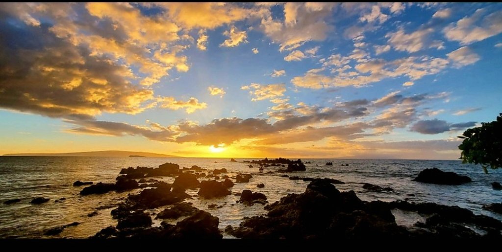 @leisurelambie @FitLifeTravel @sl2016_sl @LiveaMemory @PanoPhotos @_sundaysunsets_ Thank you, Hawaiian sunsets are special, Alecia. #SundaySunsets