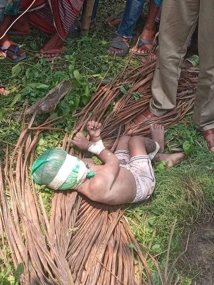 বুকটা কেঁপে উঠল 
একবার এই অবস্থায় আপনার নিজের সন্তানের কথা ভাবুন। কিছু বলার ভাষা নেই ll

লোকেশন:জুলধা পাইপের গোড়া,চট্টগ্রাম 😢