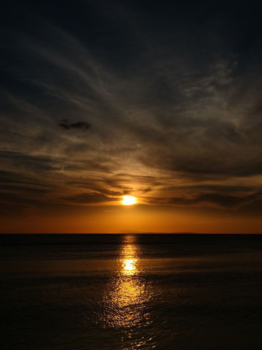 sioppam's tweet photo. chasing sunset, finding peace https://t.co/y9M9UcOrm6