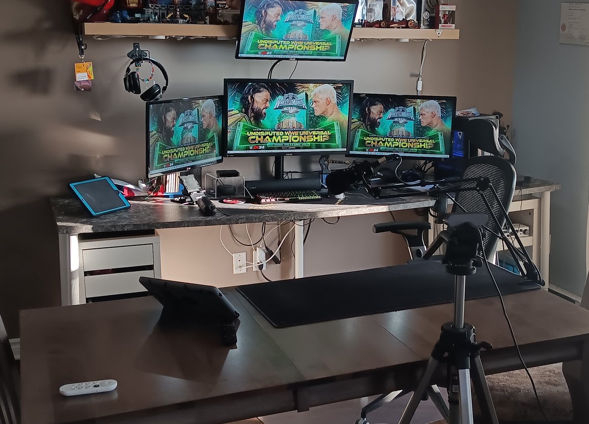 Fnluttetv's tweet photo. Mon setup est ready, on fait comme l'an passé

On est pret dès 19h00 (heure du québec) pour #WrestleMania 

https://t.co/oXeJtumRTA https://t.co/TVzbactYyx