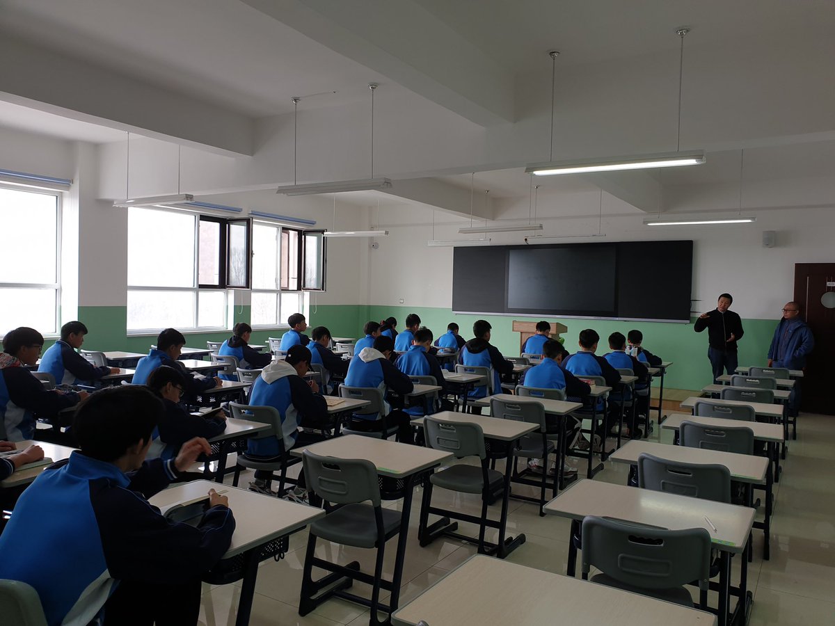 Satu waktu saya masuk ke ruangan kelas sebuah sekolah di China pada saat kegiatan belajar mengajar berlangsung (tentunya dengan seizin siempunya sekolah). Di dalam kelas itu, sebagaimana di sekolah-sekolah lainnya, terdapat meja dan kursi untuk siswa dan juga meja dan kursi untuk