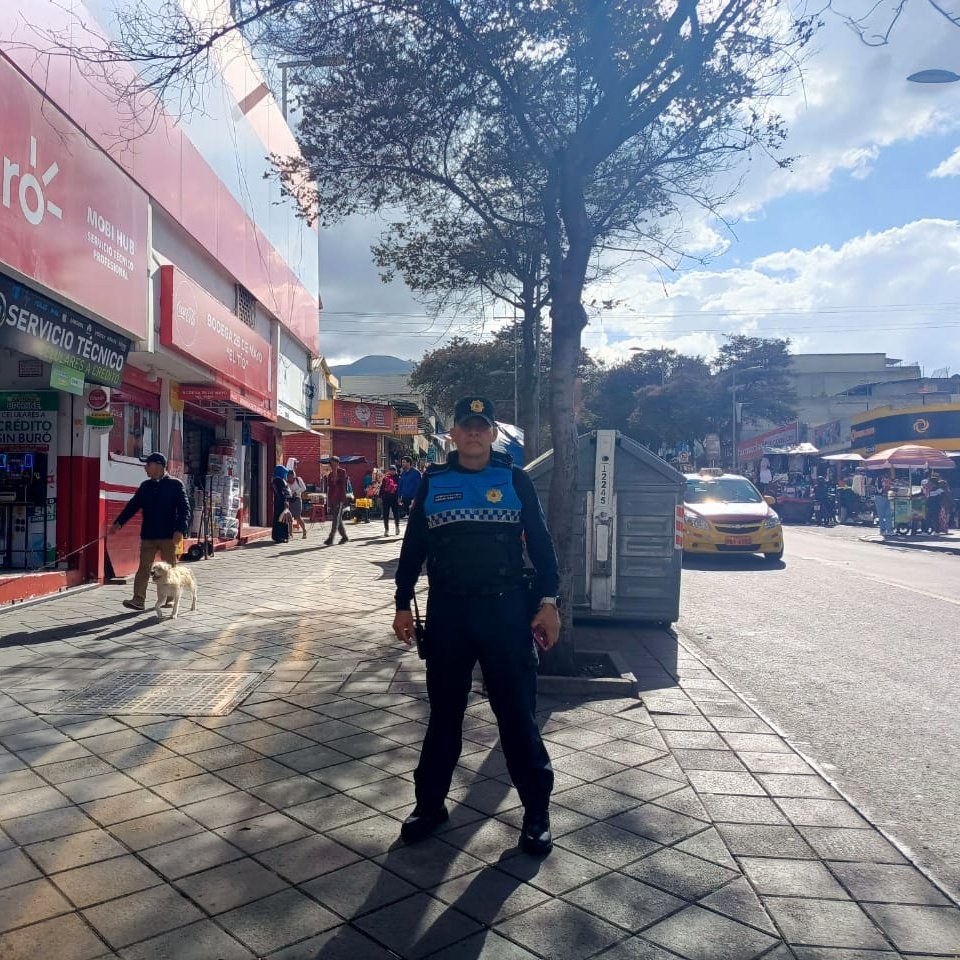 agentesdequito's tweet photo. 🚨 #SeguridadYControl| En todo el DMQ realizamos patrullajes de control del uso adecuado del espacio público, verificación de permisos y apoyo a la seguridad ciudadana.
#SomosAgentesDeQuito y trabajamos por su bienestar.
#QuitoRenace 🍃 https://t.co/D4vG16mZLG
