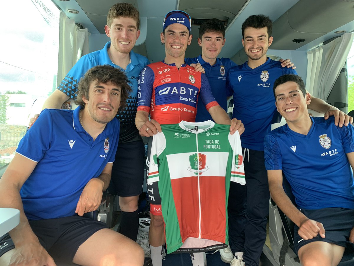 FeirenseCycling's tweet photo. Fábio Costa na liderança da Taça de Portugal!
8º na Clássica Aldeias de Xisto.
Vitória: Maurício Moreira - SABGAL/ANICOLOR (POR)
#Abtfbetãofeirense #aguasserrana #tacadeportugal #turistrela #estanciadeskidaserradaestrela #polisportbicycle #pacto #cavalinho #lojasdavisao #zeksa https://t.co/0SXBJv2KEw