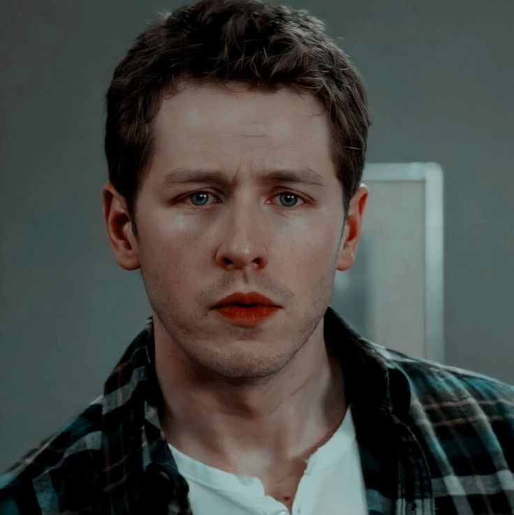 STORYBRO0KERP's tweet photo. ㅤㅤㅤ
ㅤ           𝙴𝙽 𝙱𝚄𝚂𝙲𝙰 𝚈 𝙲𝙰𝙿𝚃𝚄𝚁𝙰.
        ──────────────────

              𝒟avid Nolan  𝟸𝟾 años. 
              principe encantador. 
              sheriff en Storybrooke. ㅤㅤㅤ
ㅤ          𝒻𝒸𝒔𝒖𝒈𝒆𝒓𝒊𝒅𝒐: Joshua Dallas. https://t.co/PrFI9jKzDI