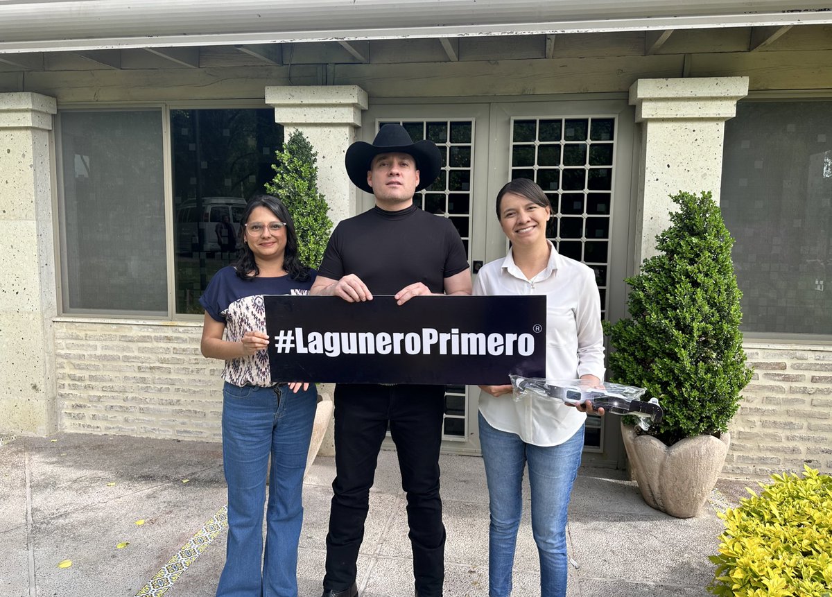 Entrega de lentes a la escuela pública del Ejido El Fénix de Matamoros, Coahuila. 
Ni un paso atrás!
#LaguneroPrimero