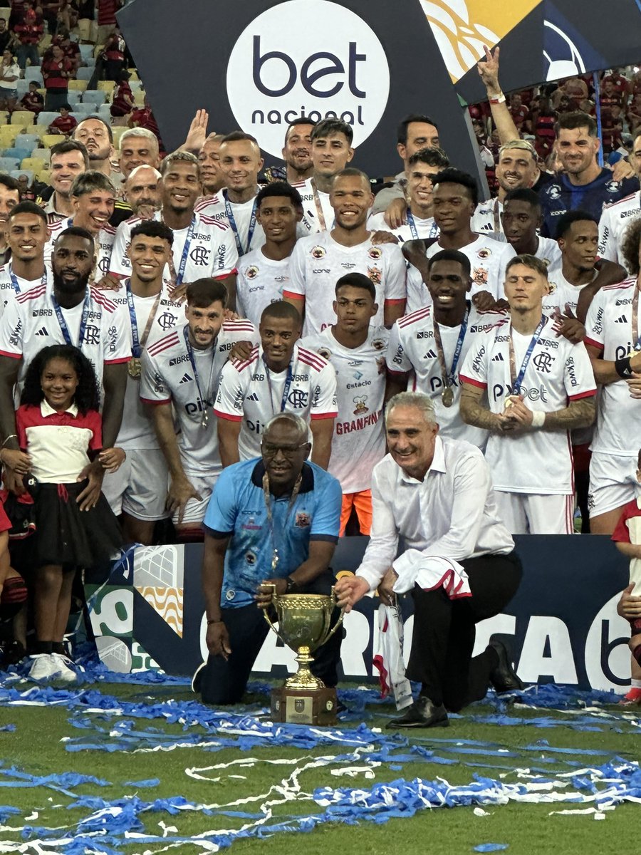 Essa foto simboliza o que é o técnico Tite.

Que foto!