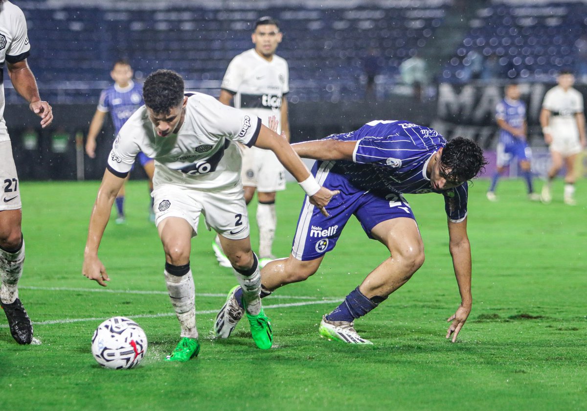 Final del primer tiempo! Sol De América 0 - 0 OLIMPIA Olimpia con más posesión de balón pero recién hacia el final de la etapa le apuró a Sol con 3 situaciones claras. Sol tuvo su inmejorable chance pero erraron el arco. La lluvia no para y cada vez peor el empastado.