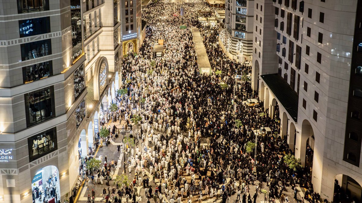 The streets of Madinah tonight during the completion of sallatul taraweeh. May Allah (SWT) accept all our prayers and ibadah. 🤲🏽