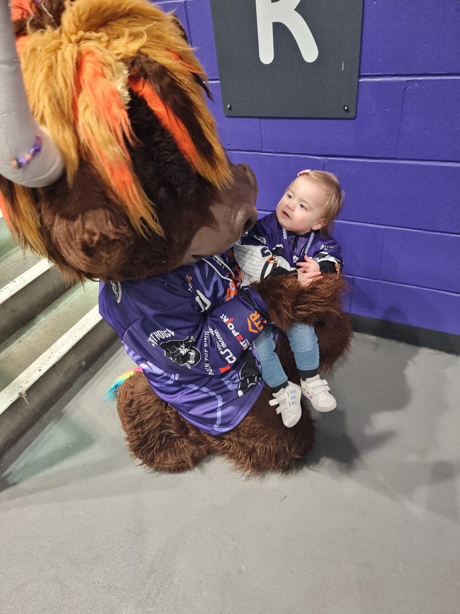 Sam_Currie's tweet image. My favourite moment this season 💜🏒🐮 Just a girl and her Coo 💜

Thank you @Clangus00 

@GCHaggis @ClanIHC