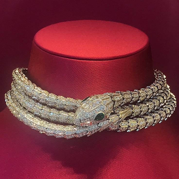 pYSLrada's tweet image. i deserve a pair of serpent necklaces by bvlgari