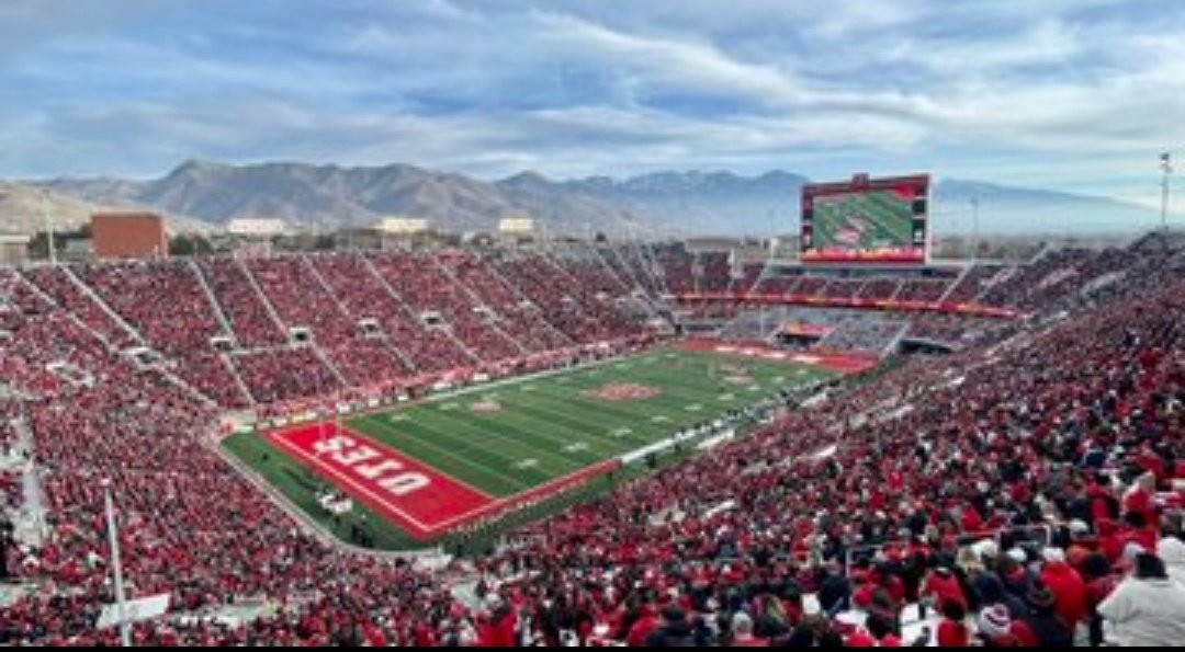 Stadium of the Night 🌚 🏟️ Rice-Eccles Stadium 📍 Salt Lake City, UT ✅ Capacity: 51,444 Home of @Utah_Football Last two photos by @CFBcampustour