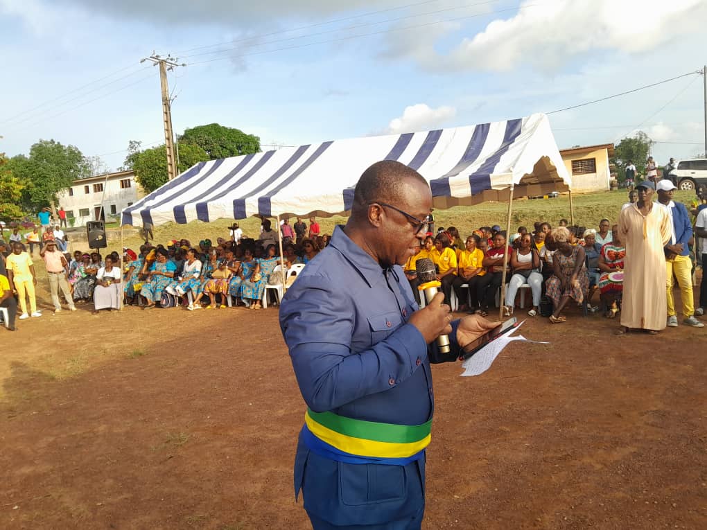 BitamDe5910's tweet photo. La cérémonie de pose de la première du futur lycée technique de Bitam s'est déroulée cet après-midi au quartier #Mengomo Ayat, en présence du ministre de l'habitat #Ludovic Megne Ndong. https://t.co/XYDCpTod5z