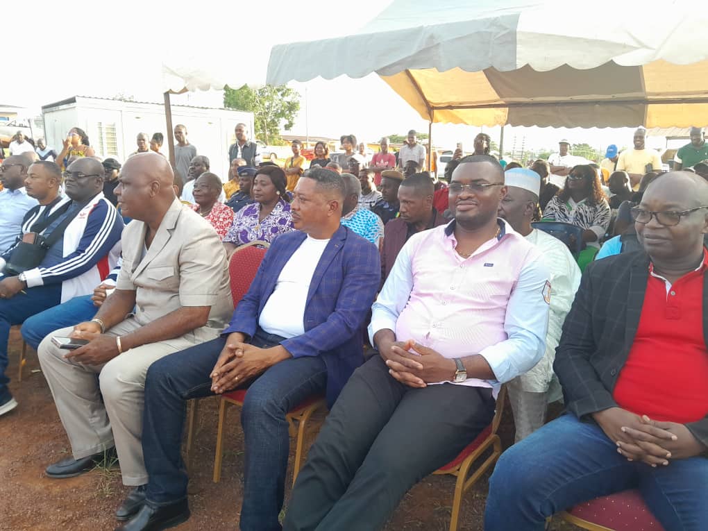BitamDe5910's tweet photo. La cérémonie de pose de la première du futur lycée technique de Bitam s'est déroulée cet après-midi au quartier #Mengomo Ayat, en présence du ministre de l'habitat #Ludovic Megne Ndong. https://t.co/XYDCpTod5z