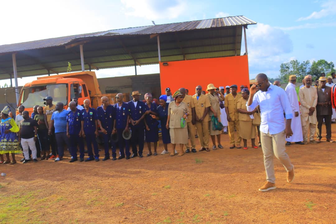 BitamDe5910's tweet photo. La cérémonie de pose de la première du futur lycée technique de Bitam s'est déroulée cet après-midi au quartier #Mengomo Ayat, en présence du ministre de l'habitat #Ludovic Megne Ndong. https://t.co/XYDCpTod5z