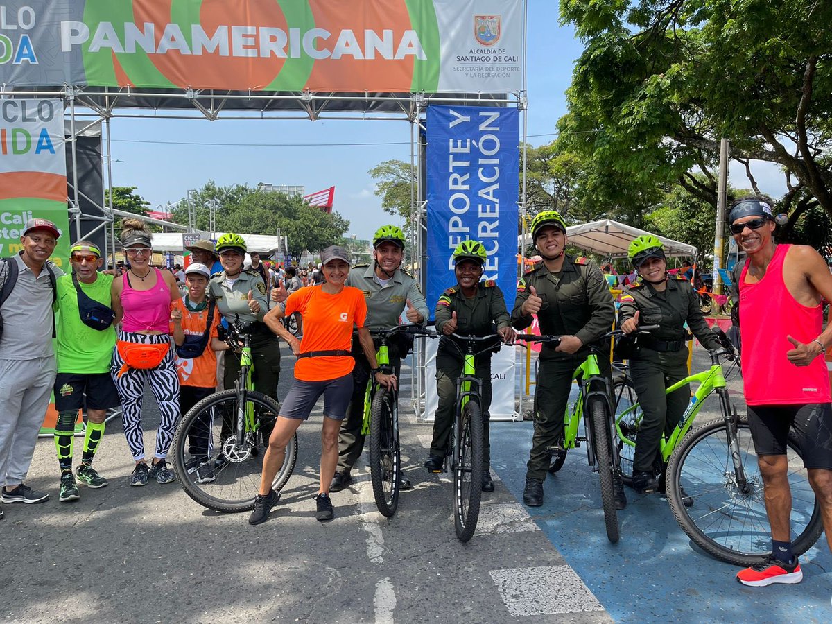 Se iluminó la Ciclovida de Cali con la Caminata Neón! En el mes se la Actividad Física celebramos con actividades llenas de energía, color y diversión. 🙌🏻 Únete a nosotros todos los domingos promoviendo un estilo de vida saludable y activo ⚡️🔥🔝 #JuegoLimpio #RecuperemosCali