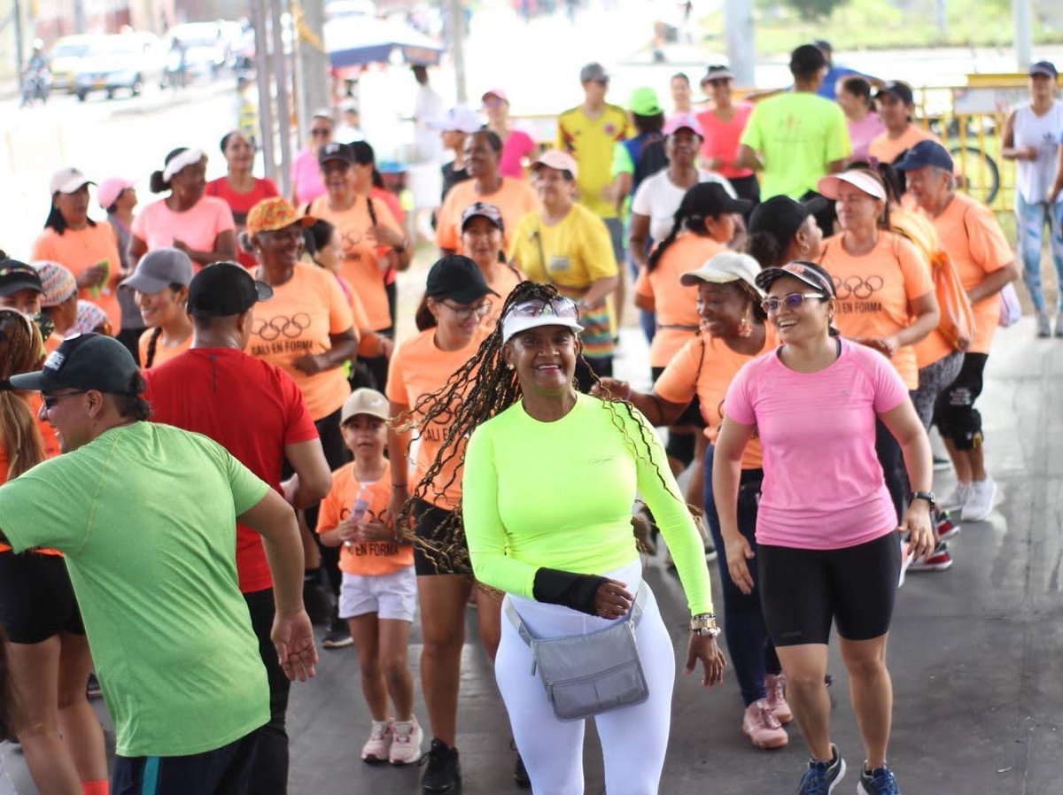 SecDeporteCali's tweet photo. Se iluminó la Ciclovida de Cali con la Caminata Neón! 

En el mes se la Actividad Física celebramos con actividades llenas de energía, color y diversión. 🙌🏻

Únete a nosotros todos los domingos promoviendo un estilo de vida saludable y activo ⚡️🔥🔝
#JuegoLimpio #RecuperemosCali https://t.co/xS50MtYUSn