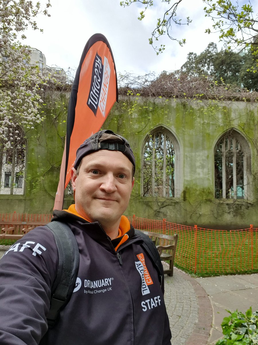 RobinPlowman's tweet photo. Before cheering our awesome @AlcoholChangeUK team at @LLHalf today at Mile 9/Monument I decided to pop over to St Dunstans for the City Selfie Challenge. It's a beautifally picturesque place! 🤳🏻

#LondonLandmarksSelfie #CityofLondonLandmarksSelfie #CoLLHMSelfie #alcoholchangeuk https://t.co/2WVWPFoUhk