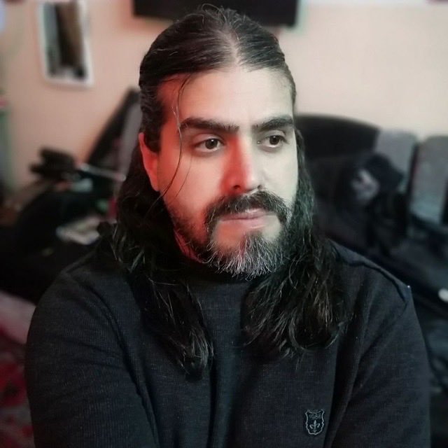 MalekiSamer's tweet photo. ”میتوانی جسمم را بە یغما بری
بر دستهایم قفلی فولا��ی زنی
به زنجیر کشی پاهایم را
و گاه نعرەی شلاقت سمفونی شود بر نحیفی اندامم
اما نمیتوانی خلافتِ ترس را بر دولت دلم حاکم کنی”

شعر از #ژاکان_باران 
پ.ن: عکس، ٩ آپریل ۲۰۲۲، ⁧#هەولێر⁩ ، منزل شاعر

#JakanBaran https://t.co/nYLljgTbTF