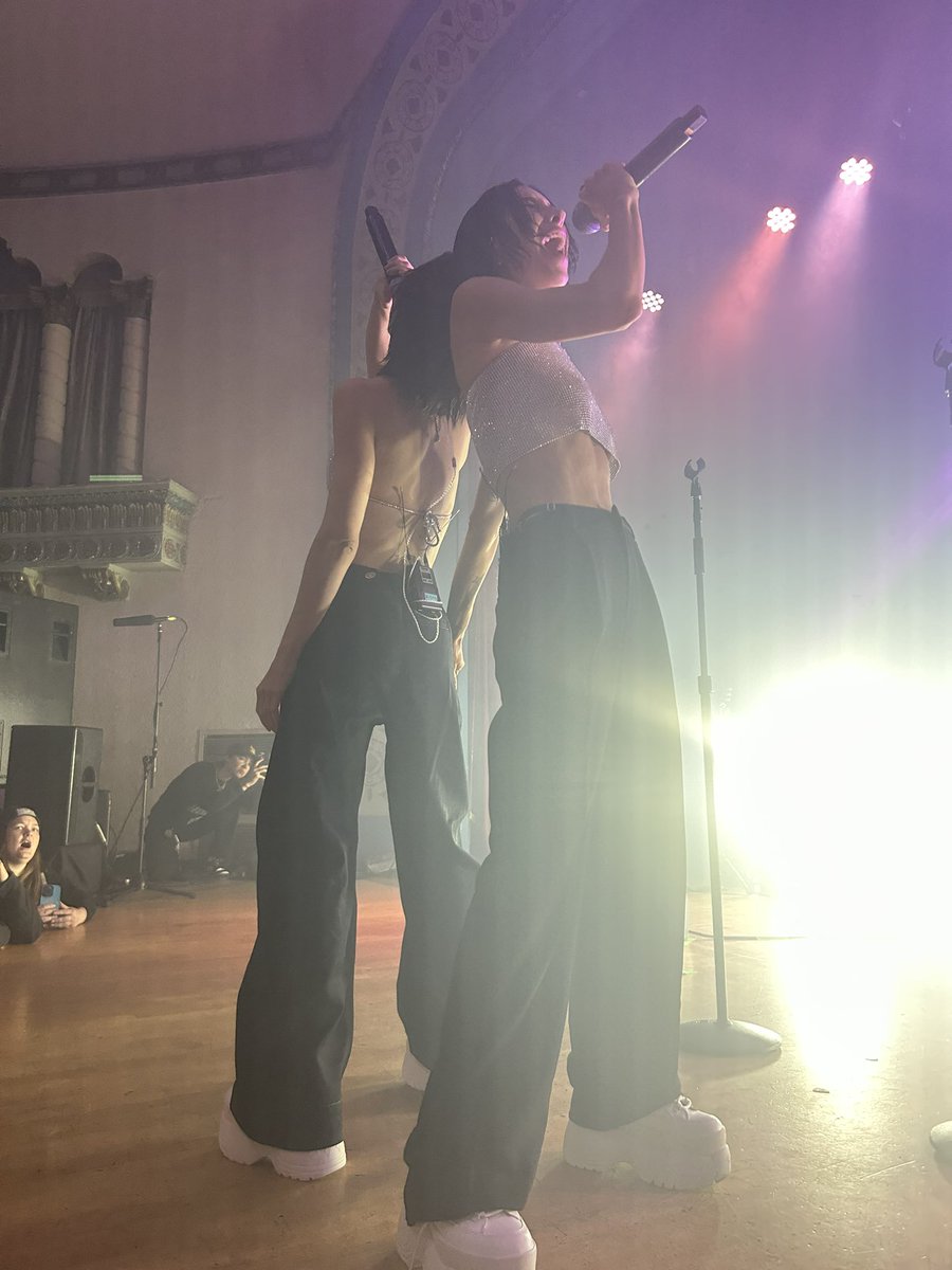 SickW13hSadness's tweet photo. 20+ YRS IN THE MAKING!😭 I can’t believe I TOOK THE 2nd PHOTO. NO ZOOM. (Best part is the jaw drop in the background 😭) @TheVeronicas TYSM, Jess and Lisa, for this EPIC show/M&G! I will for sure be VIP the next #Portland show too! #GothicSummer #GothicSummerTour #AladdinTheater https://t.co/fkbk5VDbeG