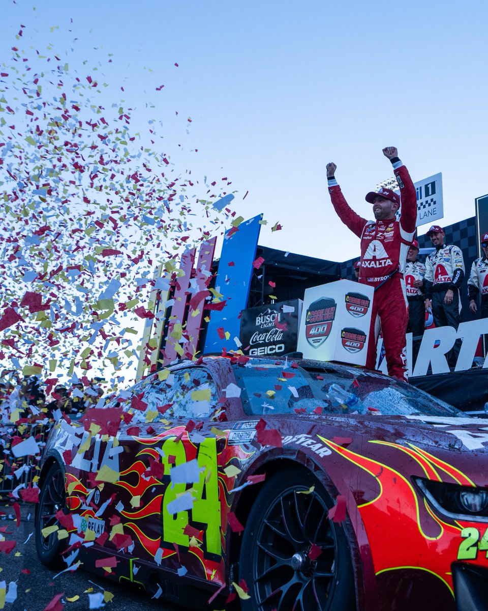 Make that 1⃣1⃣ wins for the No. 24 at @MartinsvilleSwy.