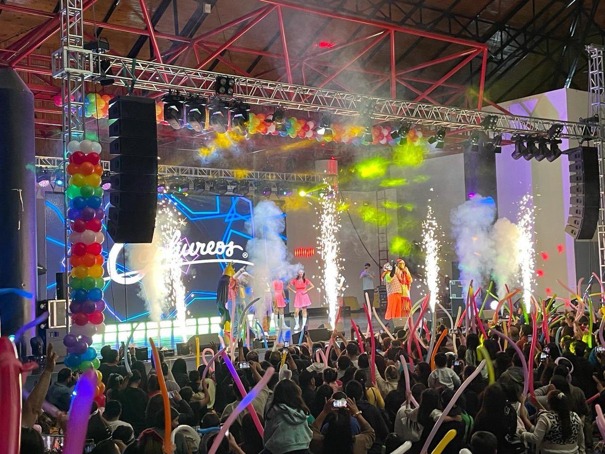 Con un gran marco niños, niñas y por supuesto!! papás y mamás, Cachureos, el clásico infantil de todos los tiempos se presentó en el estadio monumental María Gallardo, en el marco de las actividades del aniversario de Osorno, e hizo bailar y cantar a grandes y pequeños.