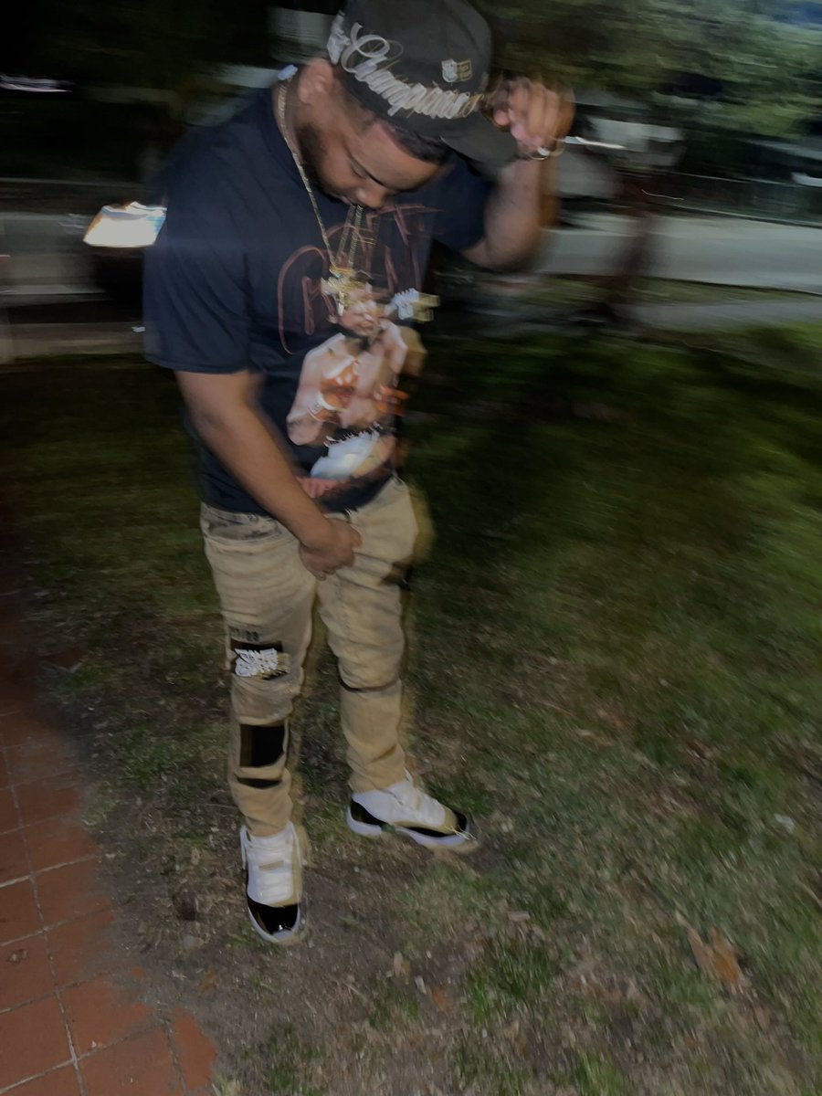 FlyGuyLester's tweet image. Trap ain't dead  these niggas scary