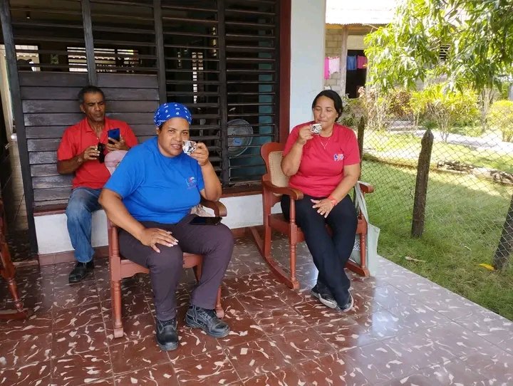 De paso hacia la cordillera de #Guisa #ProvinciaGranma no pudimos renunciar a la invitación de tomar un buen café en el portal de la casa de Chaguito, ¡aquí el aroma y el sabor es diferente!
Porque es gente buena,es #GenteQueInspira