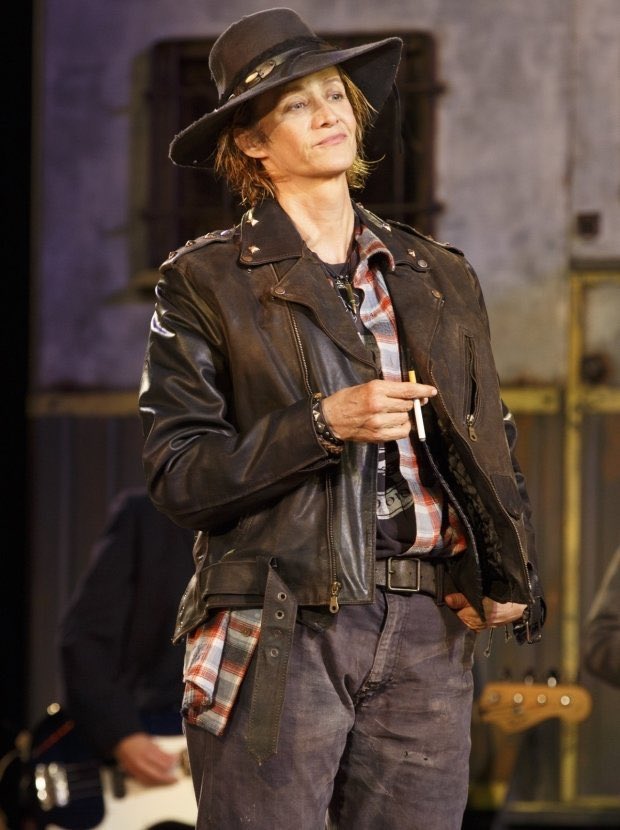 FreakyRabe's tweet image. My taste in women     My taste in men