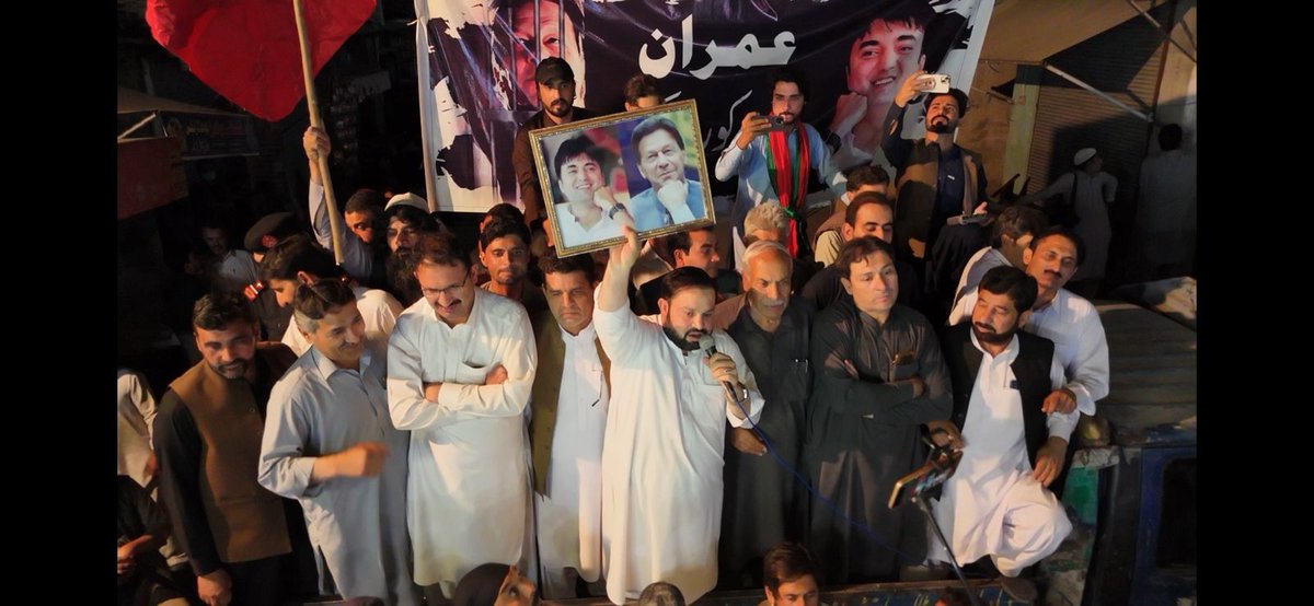 InsafPK's tweet photo. رکن صوبائی اسمبلی پیر مصور خان ملاکنڈ درگئی میں احتجاجی مظاہرے میں اپنے قائد عمران خان اور مراد سعید کی تصویر اٹھا کر اظہار یکجہتی کا مظاہرہ کر رہے ہیں۔
@PirMusavirGhazi

#KPKUpdates https://t.co/Qxn9XxAHqU