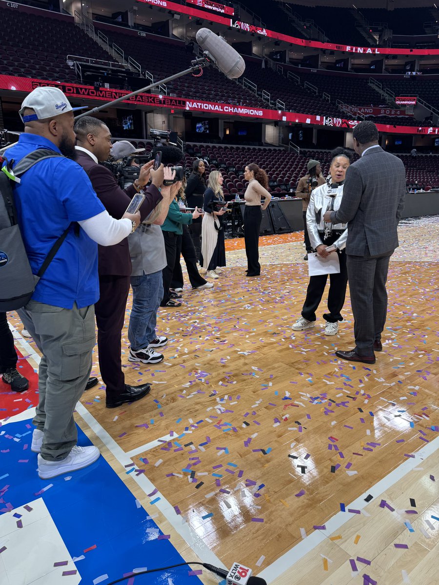 Dawn Staley came out to the floor an hour or so after her team won the national championship to do one on ones with local media and reporters. she’s been out here for 30 minutes and has answered every question. special. 🤍