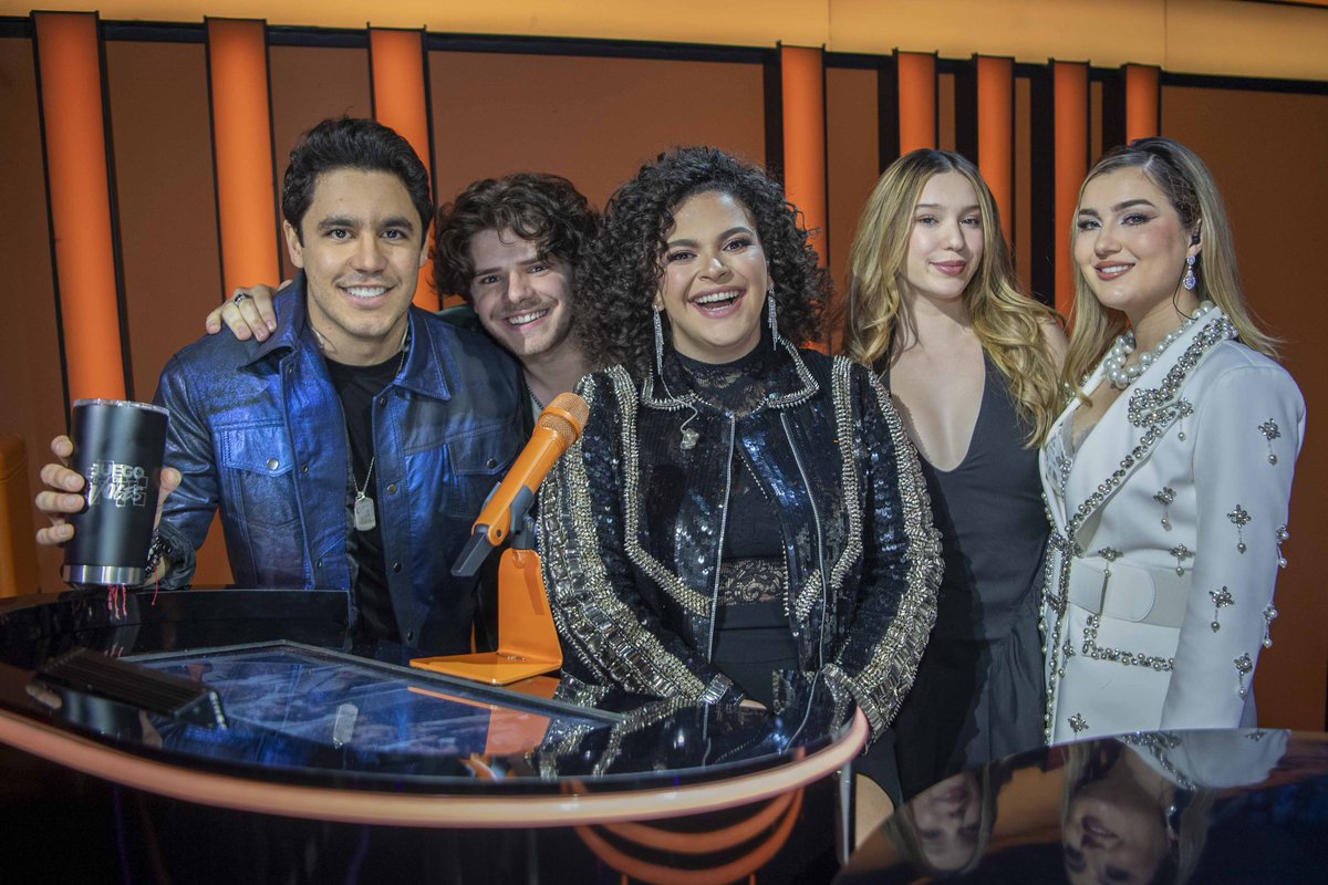 Los #Herederos con todo su brillo y talento iluminan a esta hora el estreno de #JuegoDeVocesUS 😎✨ 

Está IMPERDIBLE 🤩 Conéctense ya por Univision