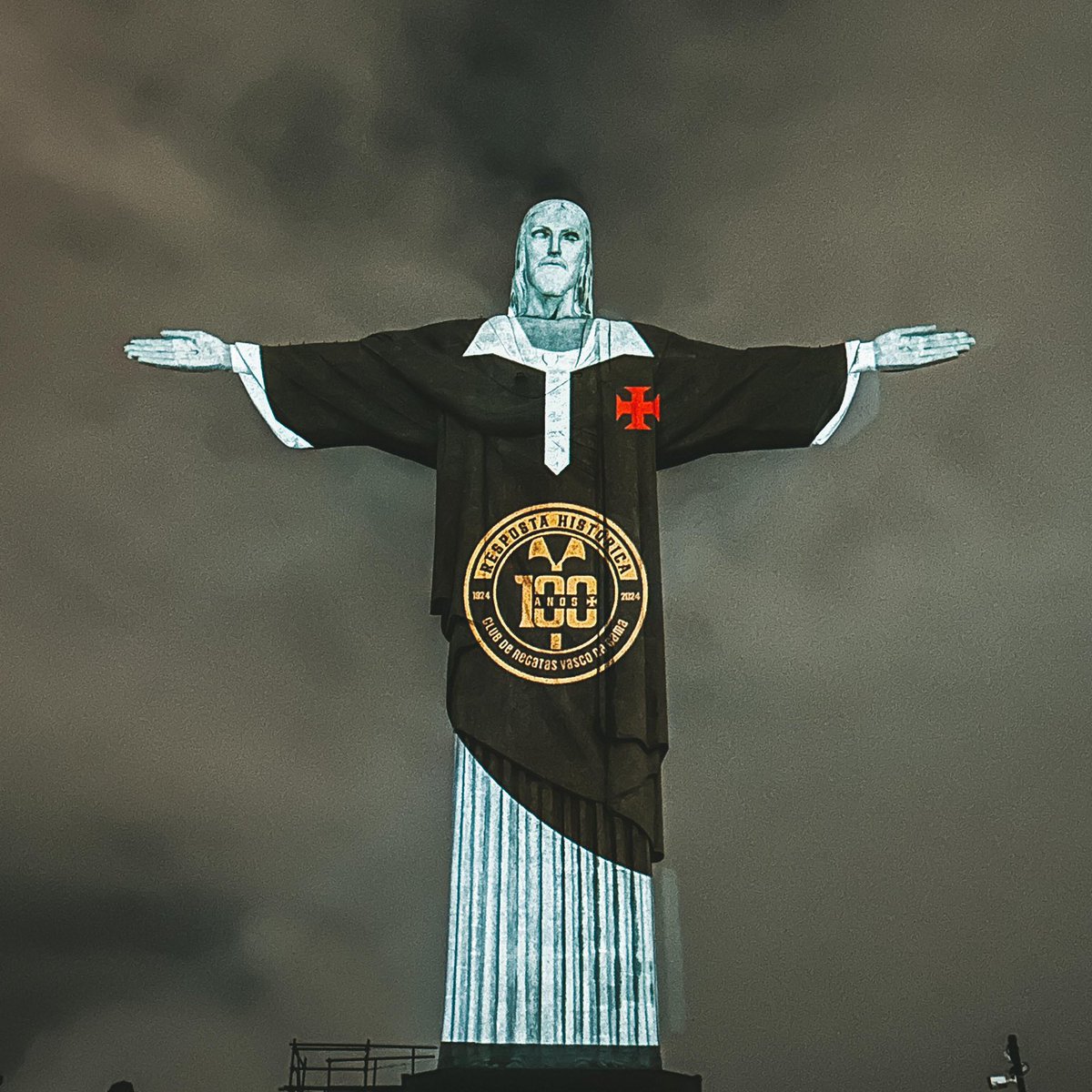 choquei's tweet photo. 🚨AGORA: Cristo Redentor está trajando a lendária Camisa Negra do Vasco em homenagem ao centenário da Resposta Histórica. https://t.co/teF5QbHN9L