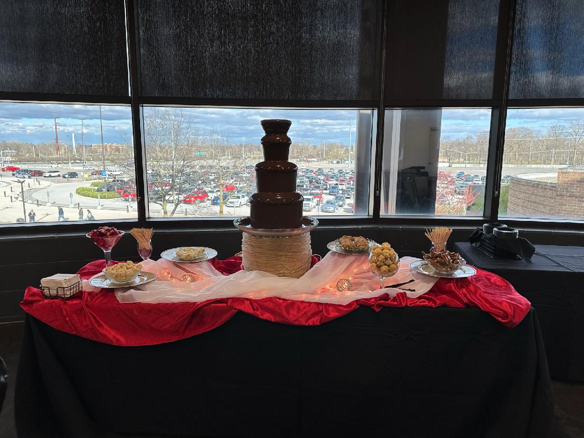 fwcfountain's tweet photo. It didn't take much chocolate to get this crowd fired up this afternoon as Fort Wayne Chocolate Fountain serves up some special treats for The Rod and Custom inside the Expo Center at The Allen County War Memorial Coliseum. https://t.co/0YrZr1cEd3