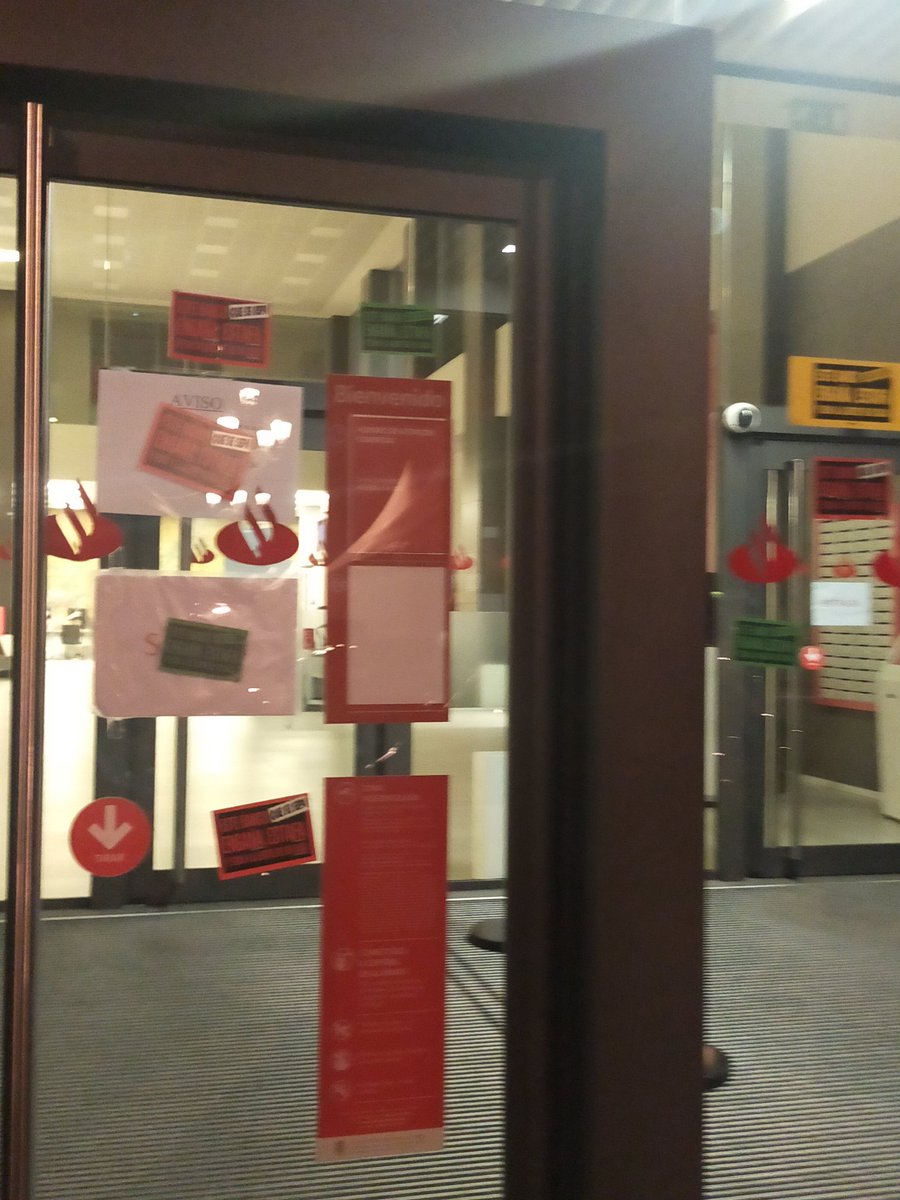 StopDesahucioSa's tweet photo. El @bancosantander + @UCI tiene sus oficinas de @salamanca con pegatinas👉👉 #EsteBancoEstafayEngaña porque sera❓❓❓ https://t.co/0yxdciQbLQ