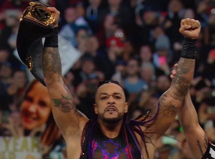 WrestleOps's tweet photo. DAMIAN PRIEST HAS CASHED IN MITB ON DREW MCINTYRE TO BECOME WORLD HEAVYWEIGHT CHAMPION OH MY GOD. 

#WrestleMania https://t.co/1LcXcEoG62