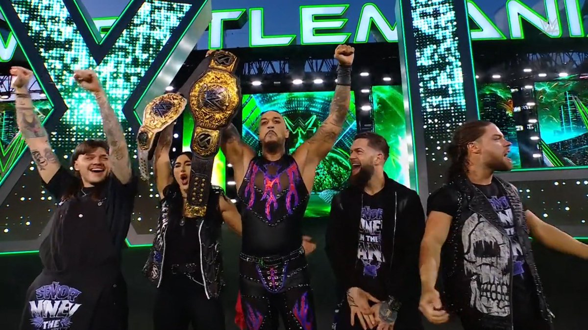 CM Punk costándole a Drew McIntyre el World Heavyweight Championship y haciendo a Damian Priest campeón mundial.
Cómo es posible este suceso 🙀
 #WrestleMania