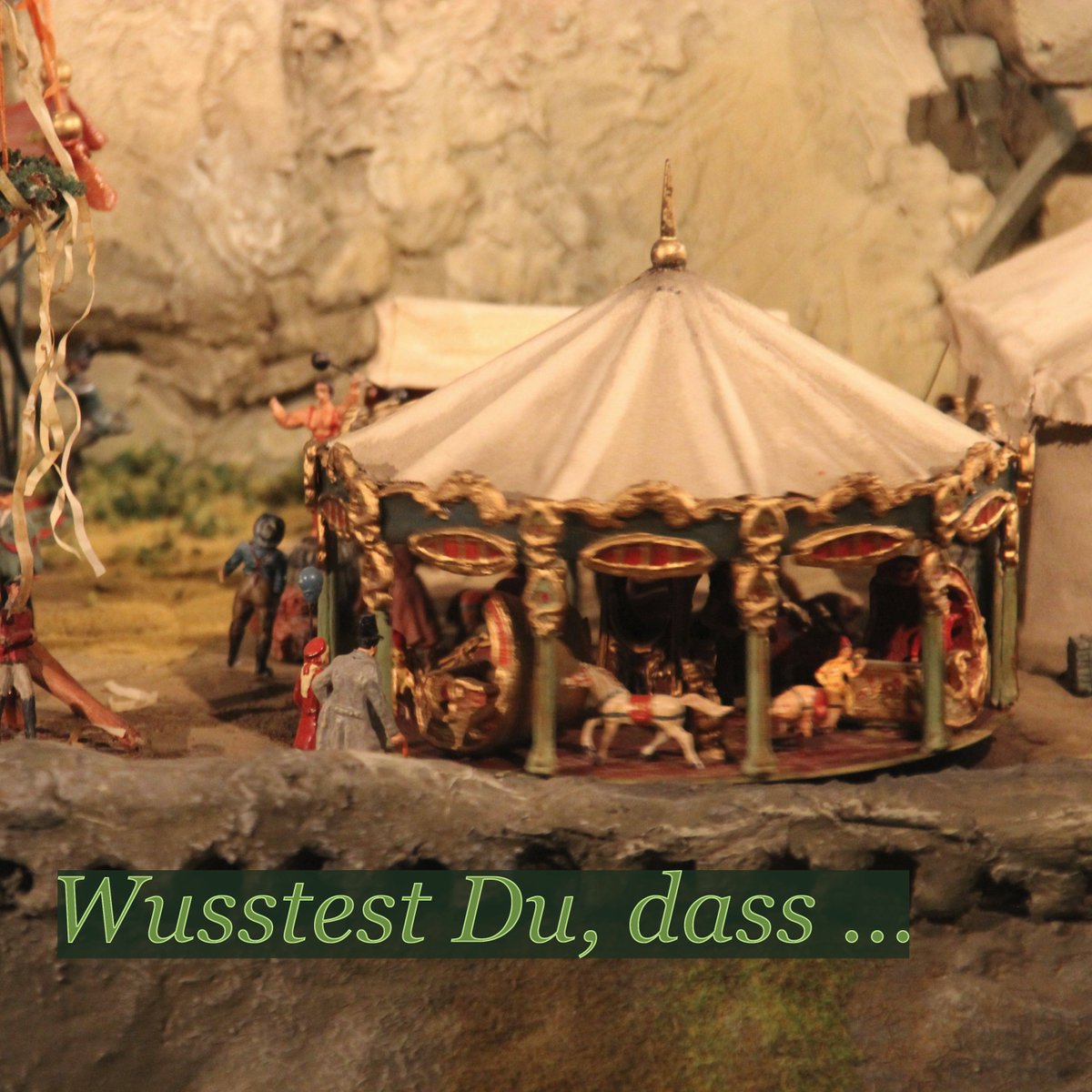 … es in der Miniaturwelt #Diorama mehrere Verweise auf andere Attraktionen in #Efteling gibt? Neben etwa den Holle Bolle Gijs oder dem Bediener der Schranke bei der Treteisenbahn gehört dazu auch das Dampfkarussell (siehe Bild).