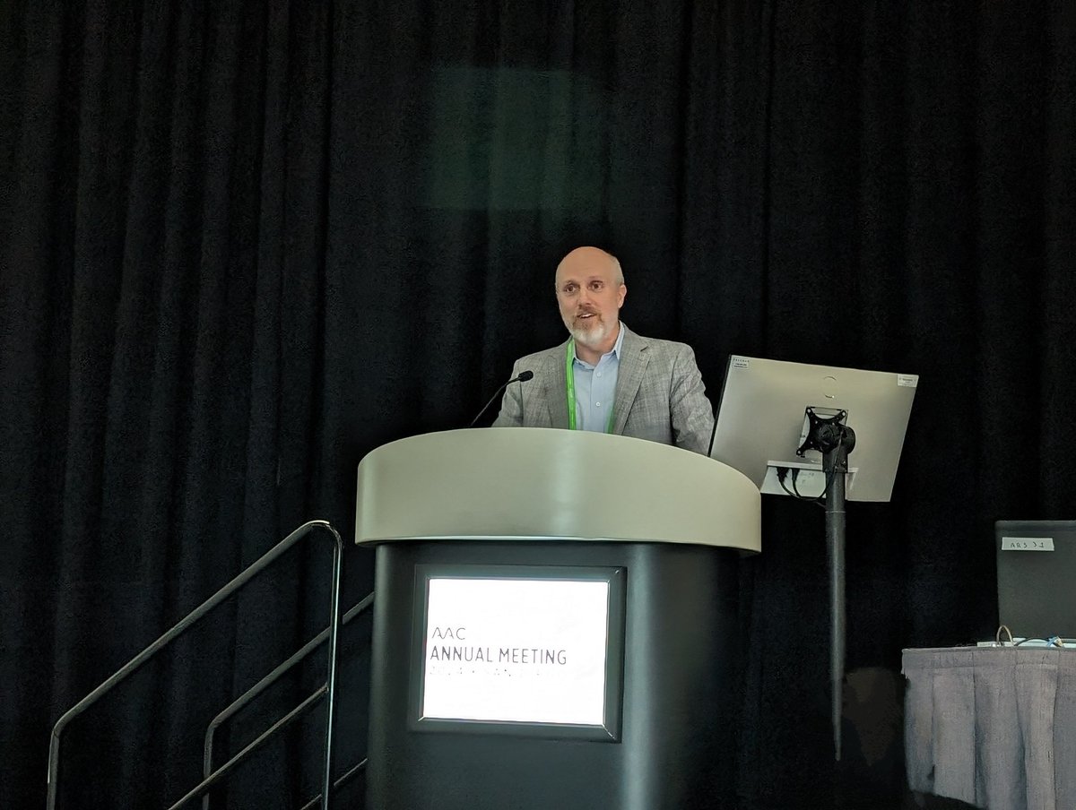 Happening now at #AACR24: Dr. Scott Kopetz, @AACR Waun Ki Hong Award recipient, is giving a lecture on Adaptive Resistance in BRAF- and KRAS-mutated #ColorectalCancer. @skopetz #EndCancer