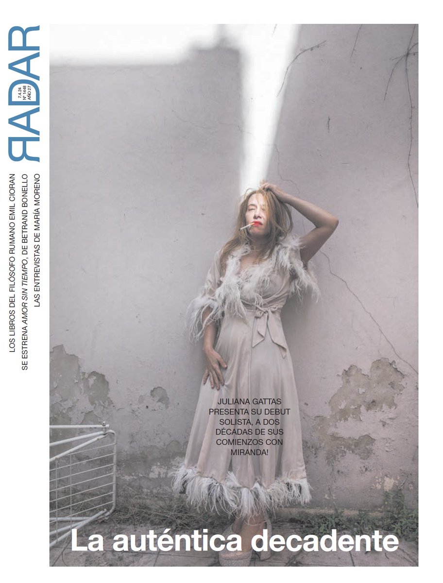 Perdón por molestar tan tarde pero me olvidé de decirles que en la tapa de Radar de hoy salió algo que escribí sobre <a href="/julianagattas/">juliana gattas</a> y su disco 𝘔𝘢𝘲𝘶𝘪𝘭𝘭𝘢𝘥𝘢 𝘦𝘯 𝘭𝘢 𝘤𝘢𝘮𝘢. Salió con unas fotos de Nora Lezano divinas 🥂 Se lee acá: pagina12.com.ar/727117-juliana…