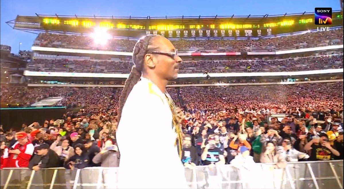 SKWrestling_'s tweet photo. Snoop Dogg in the house.
#WrestleMania https://t.co/y82SZrxDA0