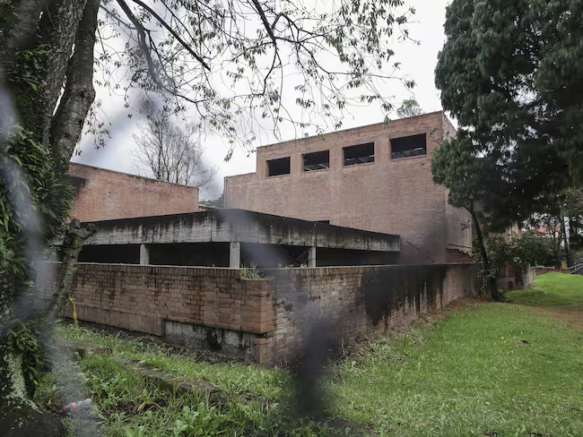 jischal's tweet photo. Ministro @jdcorreau, el próximo 9 de abril, le insto a que el @mincultura se comprometa a rescatar la Casa Gaitán, un valioso patrimonio histórico y cultural que ha sido lamentablemente abandonado por todos los gobiernos anteriores. #GobiernoDelCambio @UNALOficial @Patrimoniobta https://t.co/EwS4Loswrx