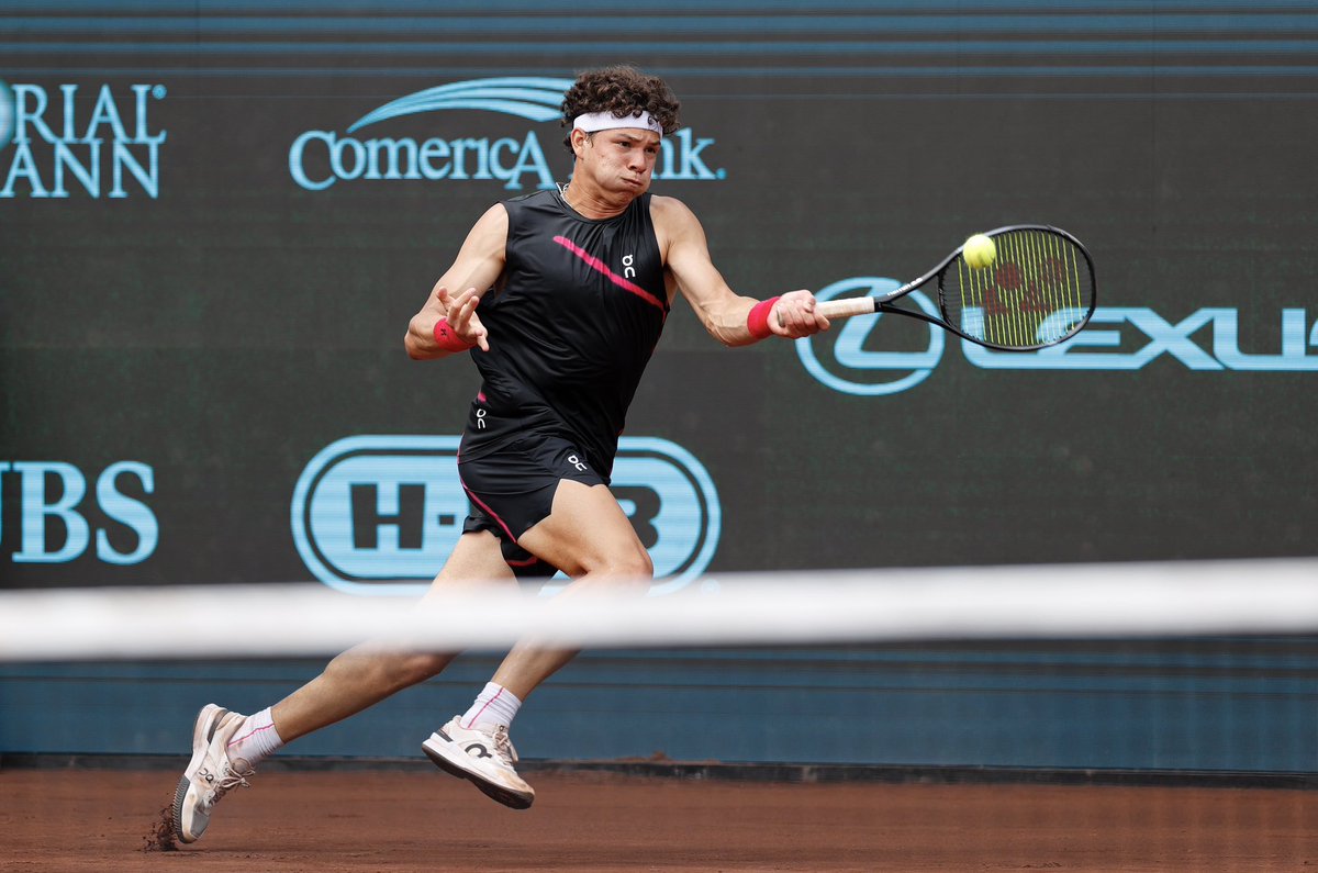 #USCLAY CHAMPION | @BenShelton beat defending champ Frances Tiafoe 7-5, 4-6, 6-3 in the Houston final. Shelton, 21, joins his father Bryan as a multiple winner on the ATP Tour and will climb to a career-high No 14 after securing his second title and first on clay.⁣ 📸 | Getty