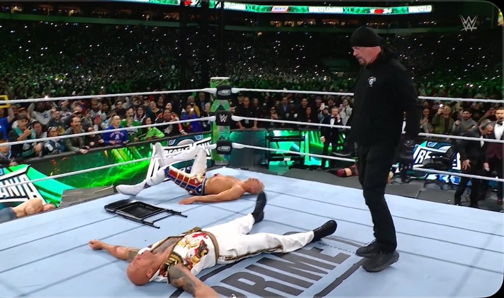WrestleOps's tweet photo. HOLY FUCK #WRESTLEMANIA https://t.co/TxRHEqidUi