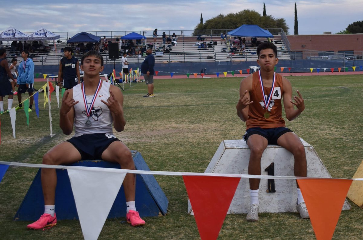 Boys 200m Dash Junior Alonzo Aguilera 🥇23.57 District Champion Freshman Carlos Rojas 🥈23.91 District Runner Up 🐆⚡💪🏽🏆 #rangerthang @Track_RHS