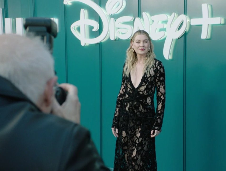 LINDONA! Ellen Pompeo no evento de lançamento do Hulu no Disney+. 🩵