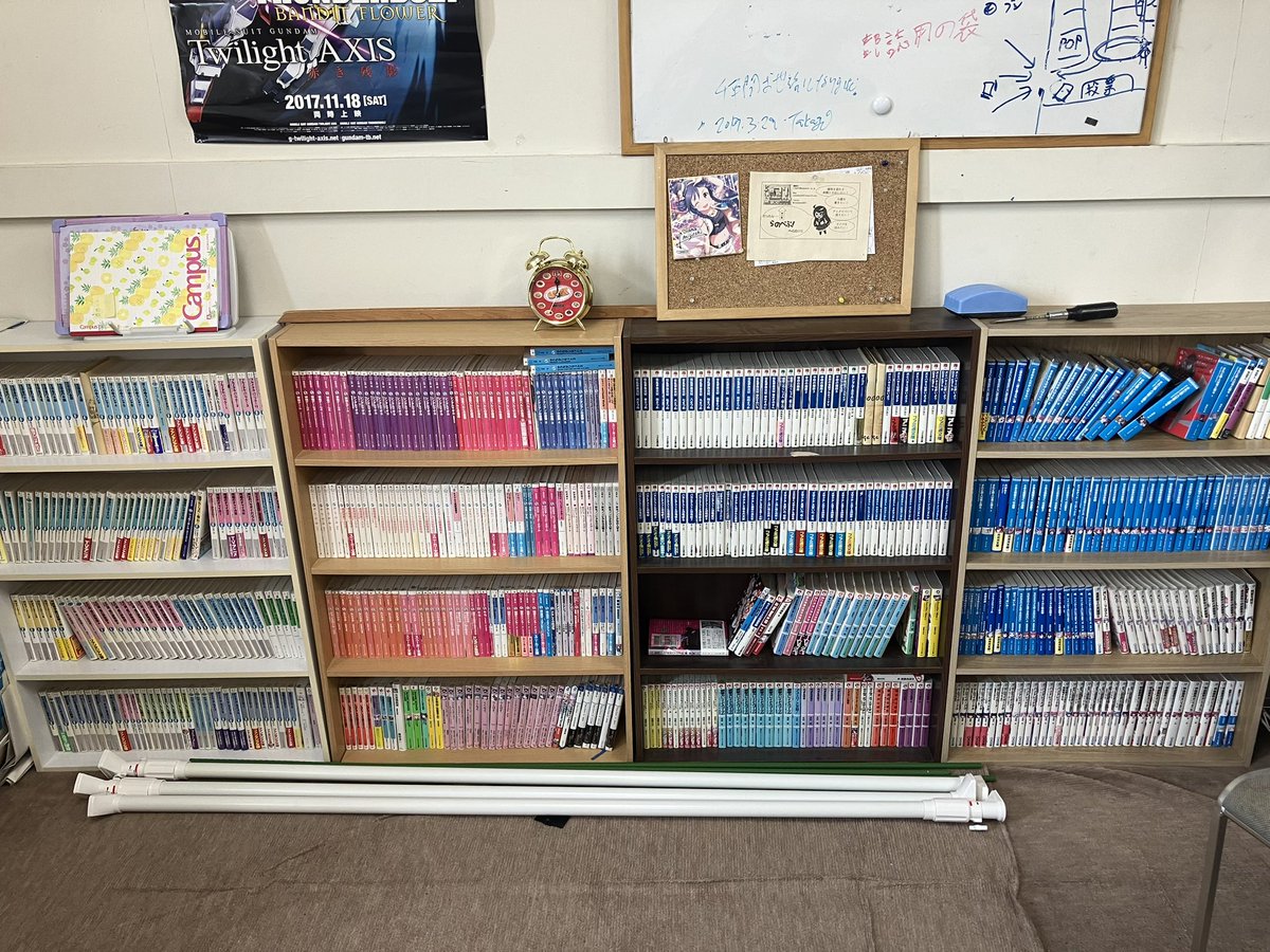 こちら、ラノベ部部室自慢の本棚です！！
部員ならいつでも貸出OK、読み放題です
見学したい方、興味のある方は、DM等で気軽にご連絡下さい！！

部長
 #山梨大学
 #春から梨大
 #新歓